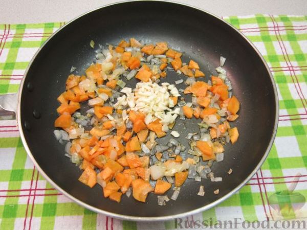 Сырный суп с копчёными колбасками, картофелем и рисом