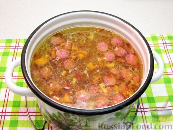 Сырный суп с копчёными колбасками, картофелем и рисом