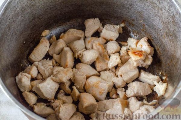 Томатный суп с курицей, фасолью и овощами