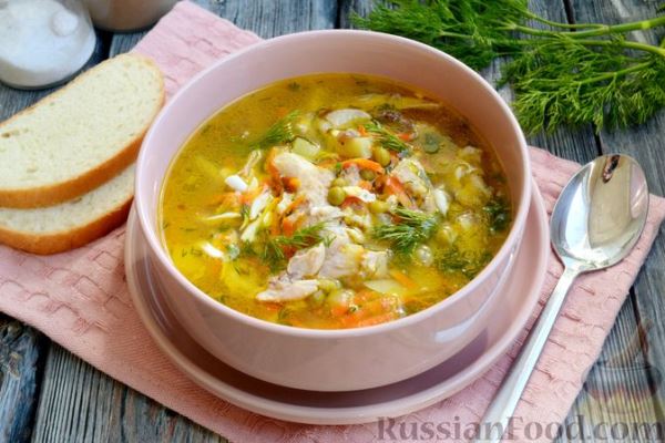 Куриный суп с консервированным горошком и яйцом