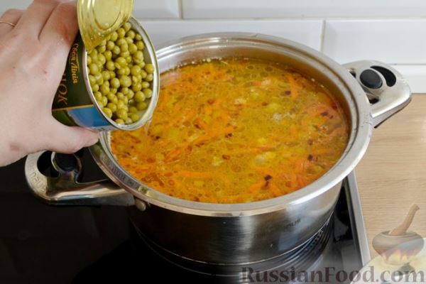 Куриный суп с консервированным горошком и яйцом