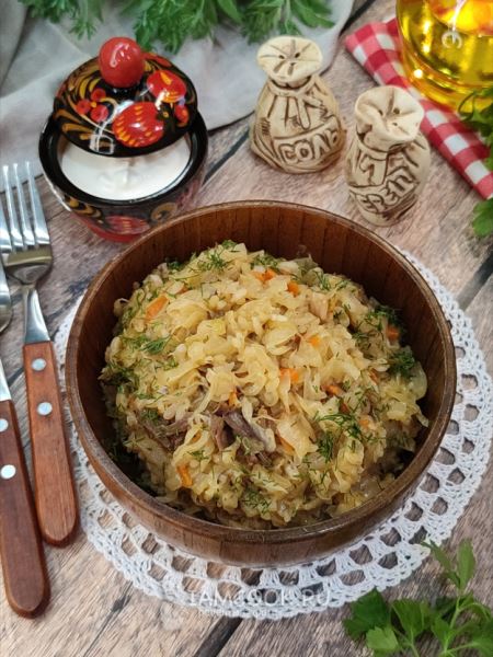 Капуста с тушенкой и рисом