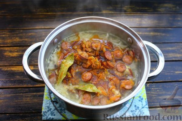 Суп с квашеной капустой, копчёными колбасками и фасолью