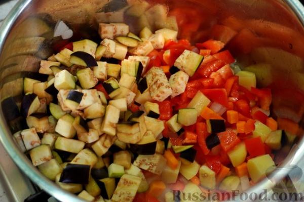 Овощной суп с кабачками, баклажанами и цветной капустой