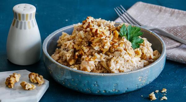 Советский салат с курицей и грецкими орехами