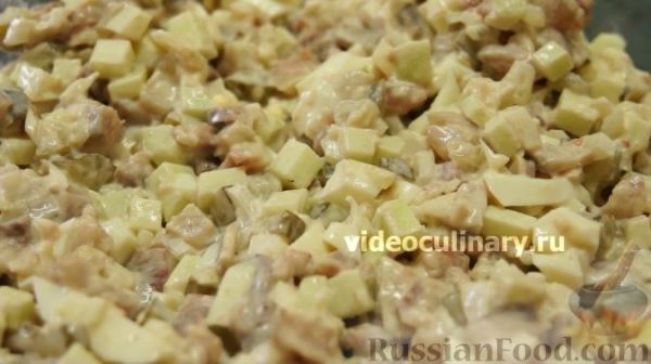 Салат "Мировой закусон" с сельдью, маринованными огурцами и яблоком