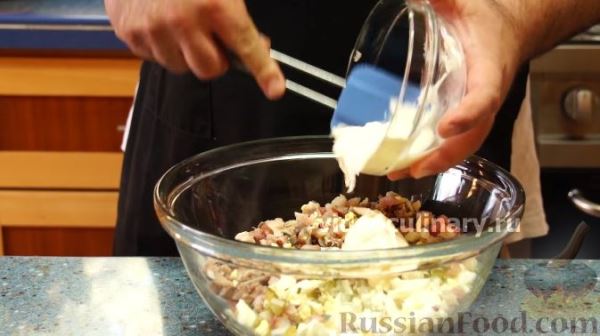 Салат "Мировой закусон" с сельдью, маринованными огурцами и яблоком