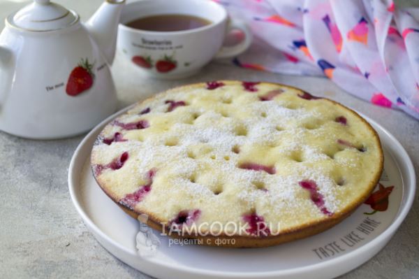 Пирог с черной смородиной на сковороде