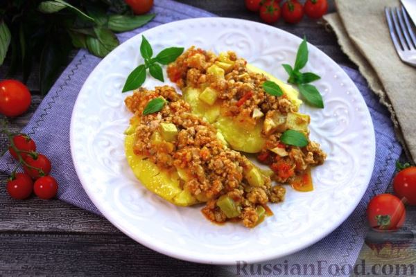 Запечённый картофель с мясным соусом и кабачками