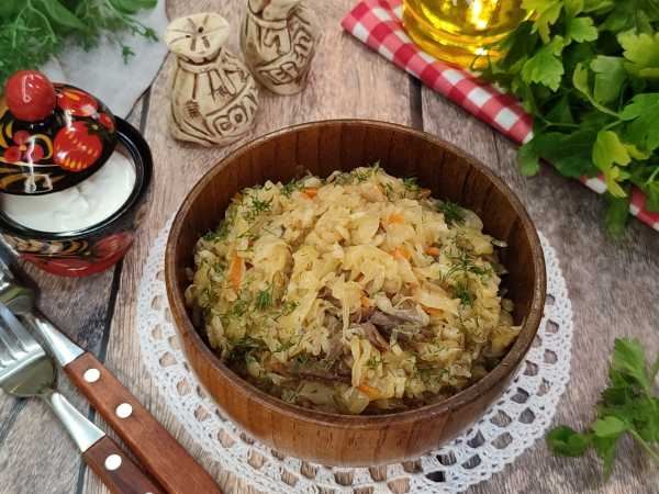 Капуста с тушенкой и рисом